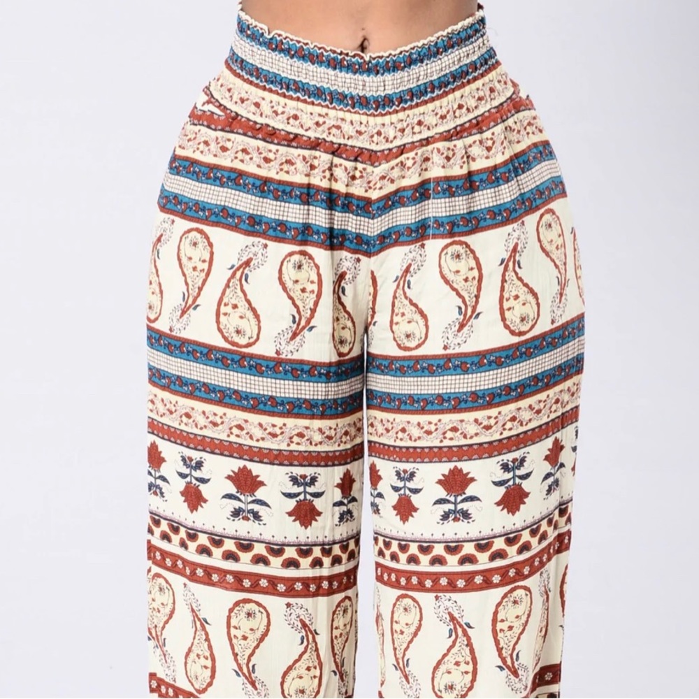 Boho Pants Paisley Print
Smocked Elastic Waist
Wide Leg
100% Rayon